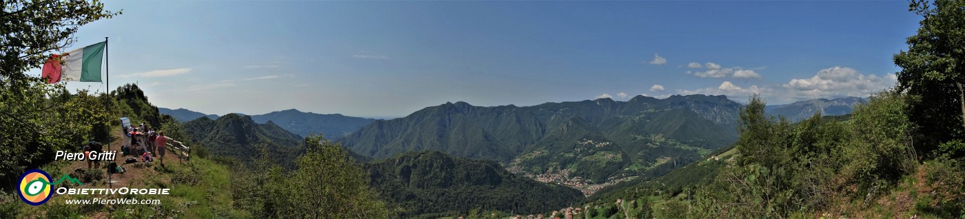 60 Panchina gigante presa d'assalto dai bambini di un gruppo di escursionisti.jpg